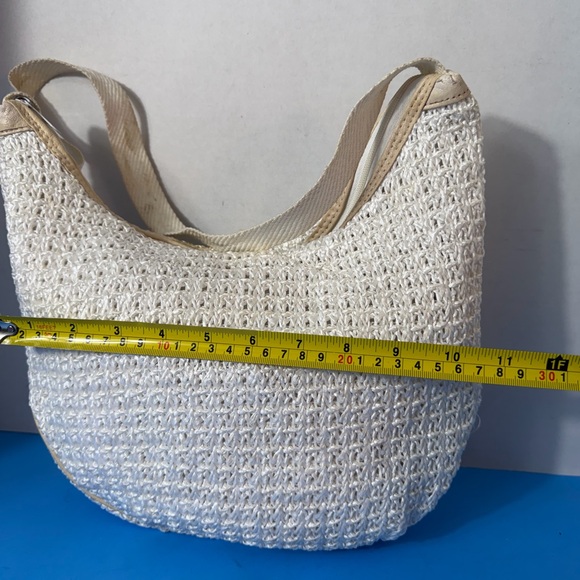 Elegant Cream Woven Shoulder Bag - Picture 2 of 9